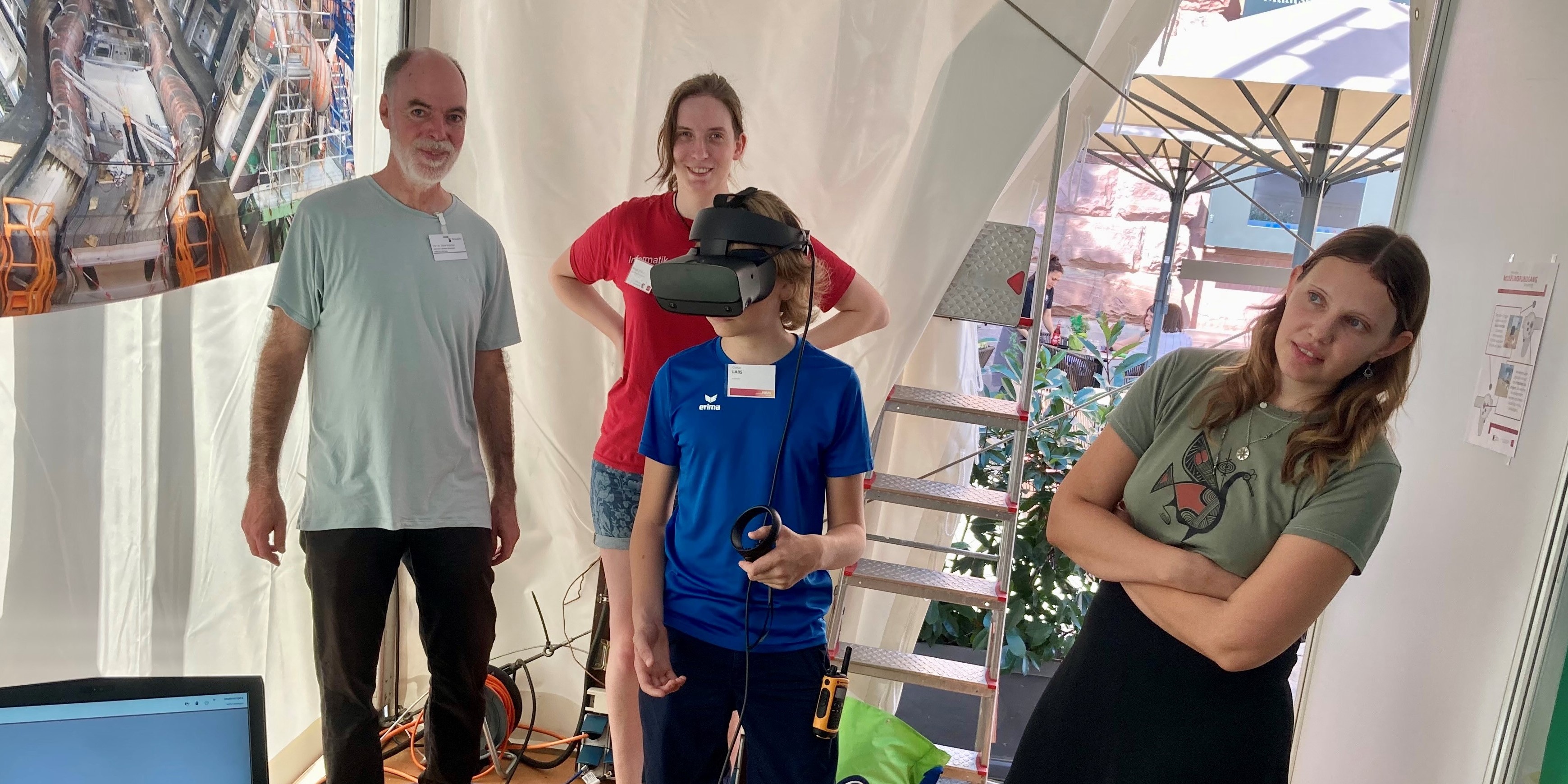 Professor Schömers Arbeitsgruppe stellt eine VR-Brille vor